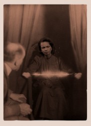 Ectoplasm Phénomène of materialization with Condoleezza Rice; 2013; K. Ramishvili - fonte www.officiellartfair.com