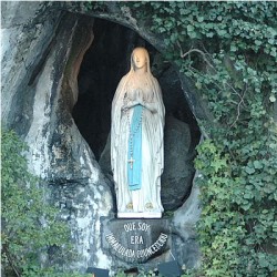 Maria Santissima, nella grotta di Lourdes (cartolina mariana).