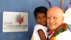 In foto il Dott. Massimiliano Fanni Canelles con la figlia adottiva, Monnalisa, presso Sri Lanka.