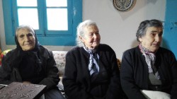 Emilia Kamvysi, simbolo dell'accoglienza dell'isola di Lesbo ai migranti, con le sue amiche di sempre, Mariza (85 anni) e Efstratya (90), con cui passa i suoi pomeriggi, Skala Sykaminias, 13 febbraio 2016. ANSA/ LAURENCE FIGA'-TALAMANCA