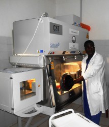 SIERRA LEONE_MAkeni Holy Spirit  Hospital_dimostrazione nuovi macchinari laboratorio_Moira Monacelli Caritas  Italiana