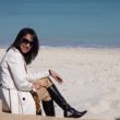 La scrittrice saudita Manal Massoud al-Sharif si è fatta fotografare senza velo e abaya in riva al mare. Credit: Twitter